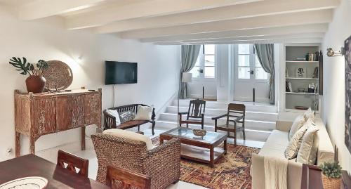 a living room with a couch and chairs at PortoSense Almada in Porto