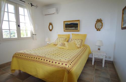 カーニュ・シュル・メールにあるPain de Sucreのベッドルーム1室(黄色のベッド1台、黄色のベッドカバー付)