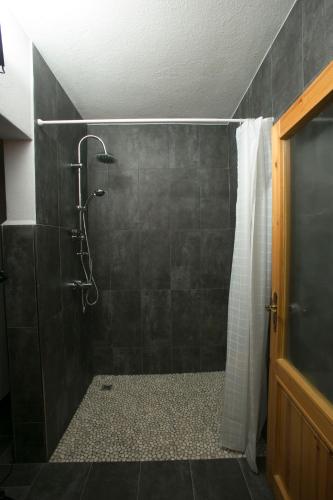 アーレンスホープにあるFerienwohnung Meerzeitのバスルーム(シャワー、シャワーカーテン付)