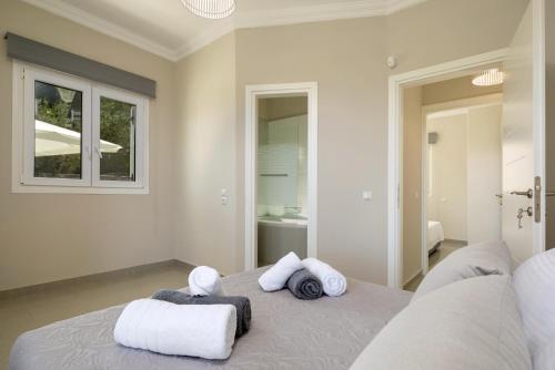 Un pat sau paturi într-o cameră la Demargia Villa