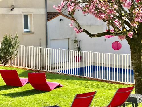 Πισίνα στο ή κοντά στο Hôtel Le Cerizay