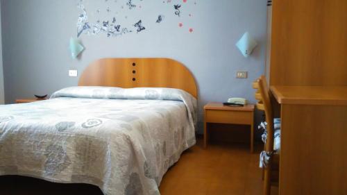 سرير أو أسرّة في غرفة في Hotel Tirreno