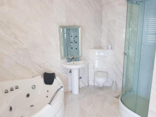 BrijestaにあるVilla Ivaの白いバスルーム(バスタブ、シンク、バスタブ付)