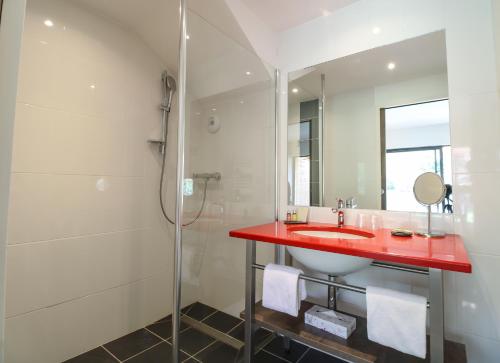a bathroom with a red sink and a shower at Loire & Sens in Juigné-sur-Loire