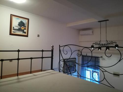 una camera con letto e lampadario a braccio di Apartman Galerija a Novi Sad