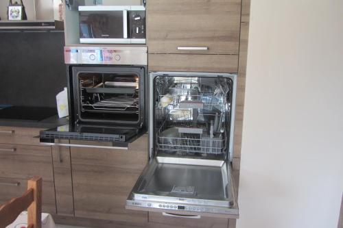ファヴェルジュにあるLe Nid Savoyardのオープン食器洗い機(ドアはキッチン内に開きます)