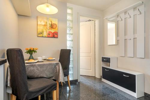 ein Esszimmer mit Tisch und Stühlen in der Unterkunft Apartment Charlotte in Zirkow