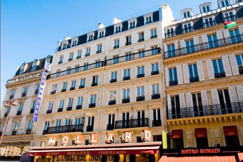 um grande edifício branco com uma placa em frente em Timhotel Opera Madeleine em Paris
