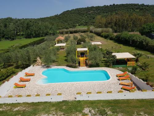 una vista sul soffitto di una grande piscina con sedie intorno di Il Sogno di Alghero - Adults Only ad Alghero