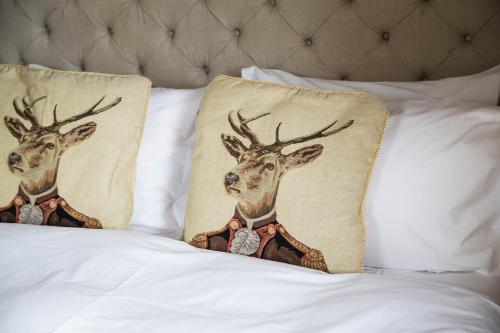 A bed or beds in a room at The Seagrave Arms 