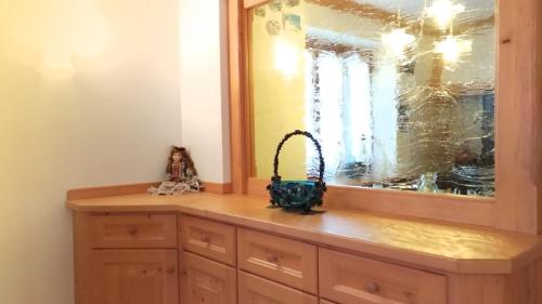 a mirror and a basket on a counter in a room at Casa Rossi in Le Grazie