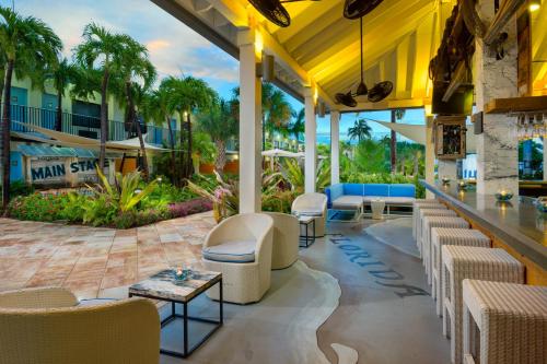 una hall di un resort con sedie e un bar di The Gates Hotel Key West a Key West