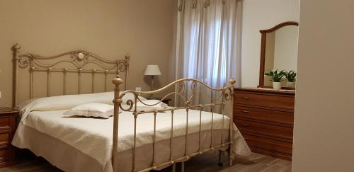 a bedroom with a bed and a dresser and a mirror at Podere Chiasso Gherardo in Peccioli