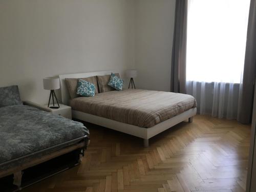 Schlafzimmer mit einem Bett und einem Fenster in der Unterkunft Appartamento Nadia in Meran