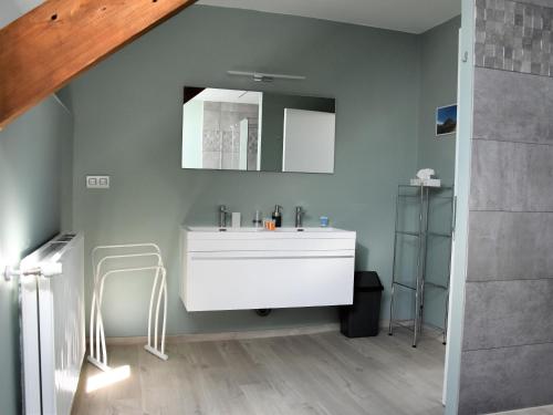 GesvesにあるLa Haie Bolaineのバスルーム(白い洗面台、鏡付)