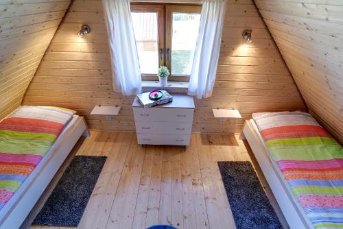 Un pat sau paturi într-o cameră la Zacisze Kopalino