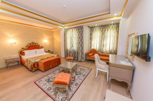 een hotelkamer met een bed en een bureau bij Hotel Belagrita in Berat