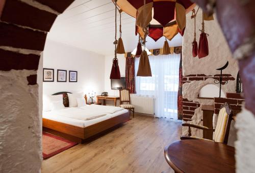 Posteľ alebo postele v izbe v ubytovaní Märchenhotel 3 Sterne Superior Waldpension Nebelstein