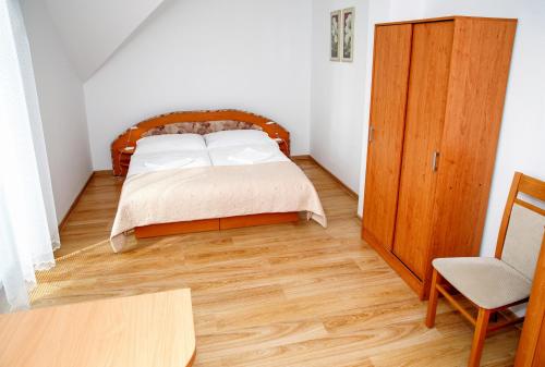 سرير أو أسرّة في غرفة في Apartmán Vavrín