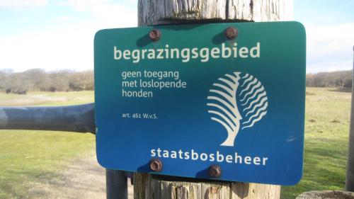 a sign on a wooden pole with a sign on it at Hotel Restaurant Anno Nu in Oostkapelle