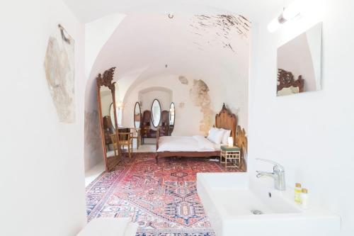 ein Bad mit einem Bett, einer Badewanne und einem Waschbecken in der Unterkunft Chateau Třebešice in Kutná Hora