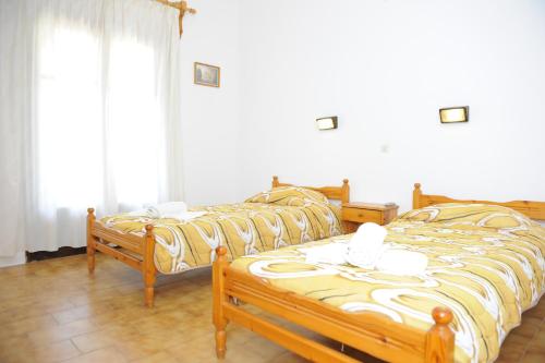 Postel nebo postele na pokoji v ubytování Camelia studios Skiathos Town