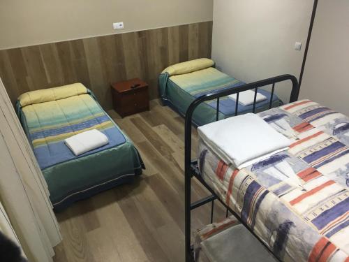 ログローニョにあるPensión Blanquitaの二段ベッド2組が備わる客室です。