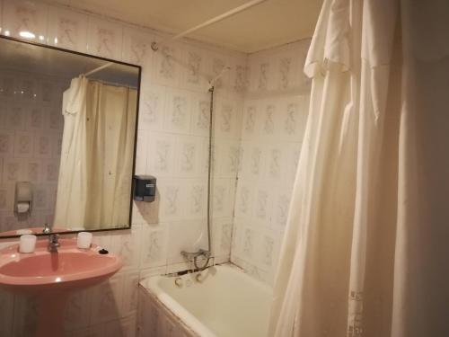 Phòng tắm tại Cabañas, Habitaciones y Restaurant Montemar