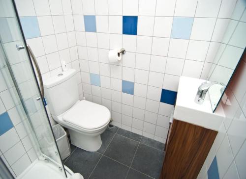 a bathroom with a toilet and a sink at Charlie Hotel in London