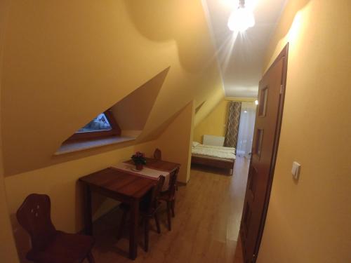 a dining room with a table and chairs in a room at Willa Pawlikowskich in Poronin