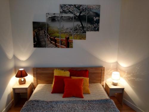 斯維諾烏伊希切的住宿－Apartament Baltic Sky，卧室配有一张墙上三幅画作的床
