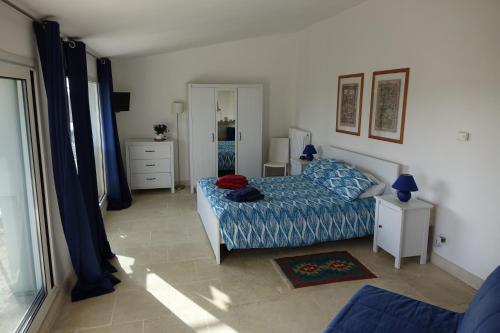 een slaapkamer met een bed en een kamer met een raam bij Casina Romita in Lequile