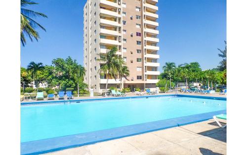 ein großer Pool vor einem hohen Gebäude in der Unterkunft Sword Fish Beach Suite@ Turtle Towers in Ocho Rios