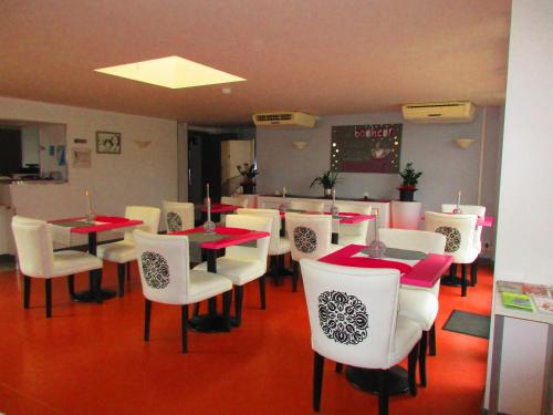 Reštaurácia alebo iné gastronomické zariadenie v ubytovaní Le Clos Albert