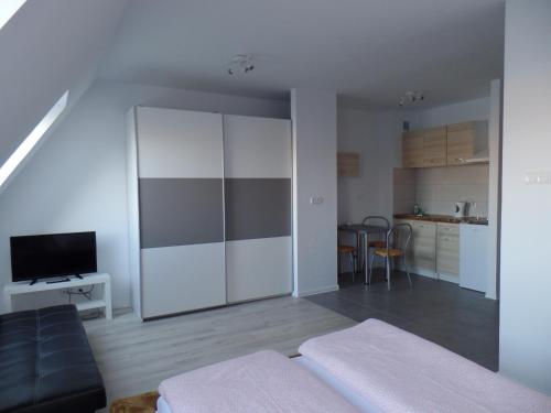 Μια τηλεόραση ή/και κέντρο ψυχαγωγίας στο Apartamenty Twoje Mikołajki