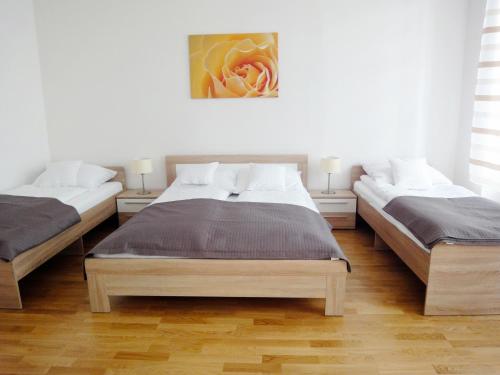 Un pat sau paturi într-o cameră la Exclusive Vienna Apartment
