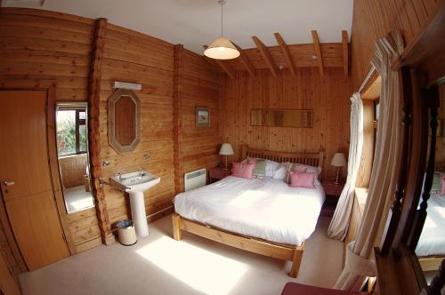 Ένα ή περισσότερα κρεβάτια σε δωμάτιο στο Summer Isles Hotel