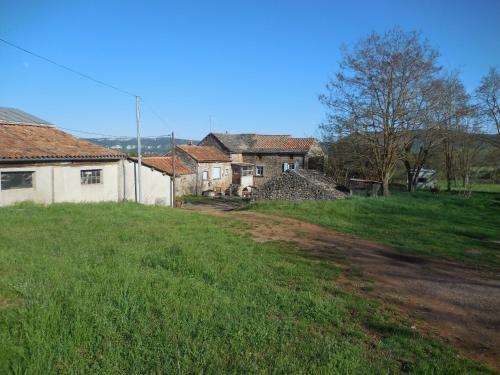 a dirt road in front of a group of houses at Gîte de Grailhes in Aguessac