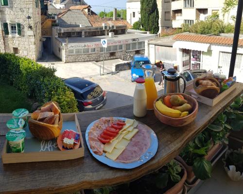 uma mesa com queijo e outros alimentos em Heritage Apartments Trumbić em Split