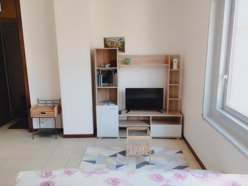 a living room with a television and a chair at VeniceApartment公寓 in Mestre