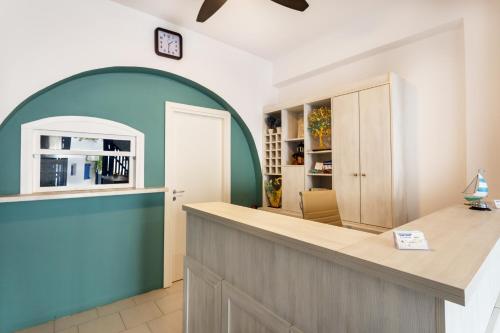 eine Küche mit einer Theke in Blau und Weiß in der Unterkunft Protopapas Rooms in Loutro