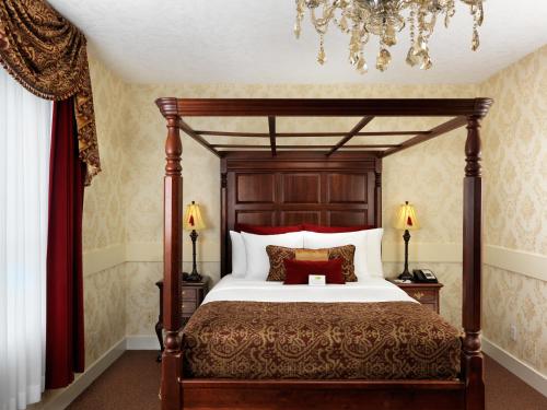 Una cama o camas en una habitación de Pendray Inn and Tea House