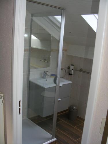 タネンキルヒにあるGîte MARTINSのバスルーム(洗面台、鏡付)