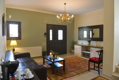 - un salon avec un canapé et une table dans l'établissement Fountoukli, à Kastoria