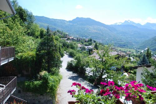 vistas a un río con montañas en el fondo en Hotel Le Verger, en Châtillon