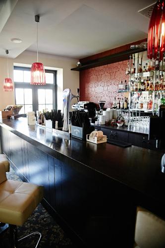 a bar in a restaurant with a counter top at Zamek Gniew - Pałac Marysieńki in Gniew