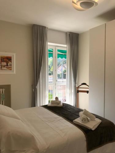 a bedroom with a large bed with towels on it at A casa di Chiara in Stresa