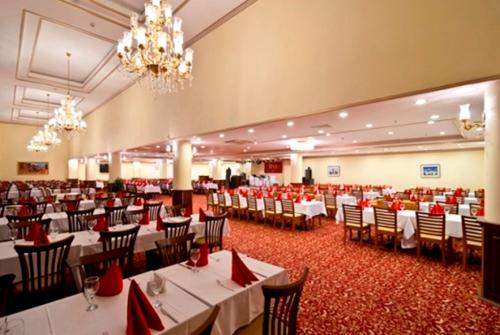 Yücesoy Liva Hotel Spa & Convention Center Mersinにあるレストランまたは飲食店