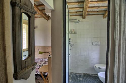 a bathroom with a toilet and a sink at Casali Marchigiani - Ville vacanza private con piscina in Ostra
