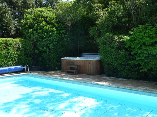 une piscine avec un bain à remous et un spa dans l'établissement Gîte Eloi Merle, à Olonzac